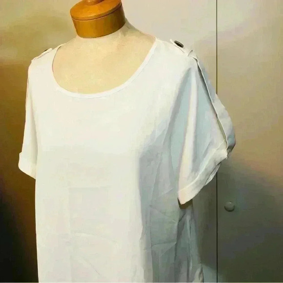 Bloomchic NWT White Rounded Neckline Faux Tab Sleeves with Button Detail Size 12 - Picture 3 of 12